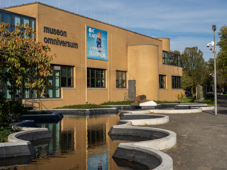 Museumgebouw Zijkant Met Vijver