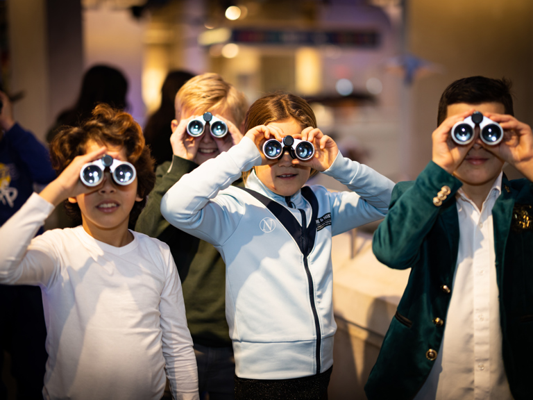 Museon Expo SDG Kinderen Met Verrekijkers