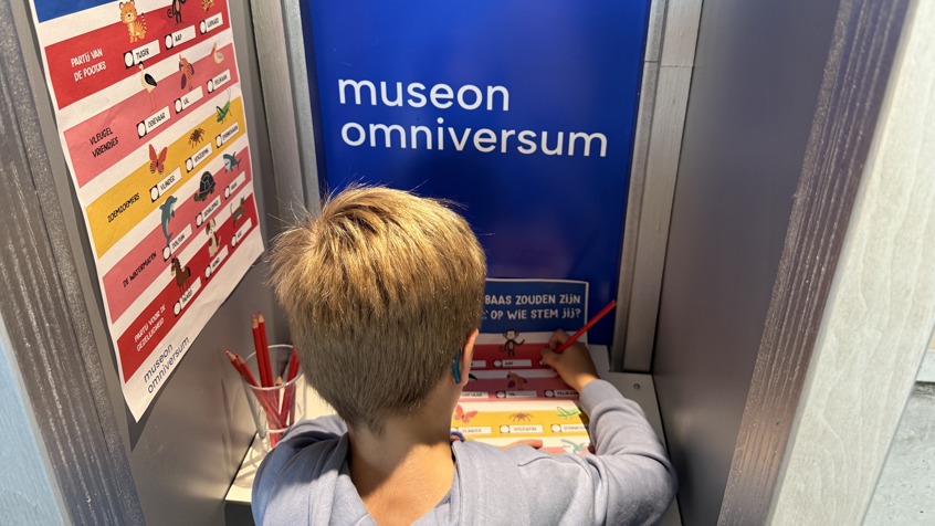 Kind in stemhokje