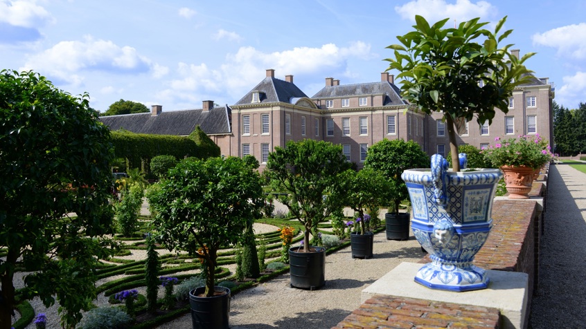 Paleis Het Loo Koninginnetuin Met Meer Dan 300 Jaar Oude Bittere Sinaasappelbomen Foto Hans Clauzing 2500
