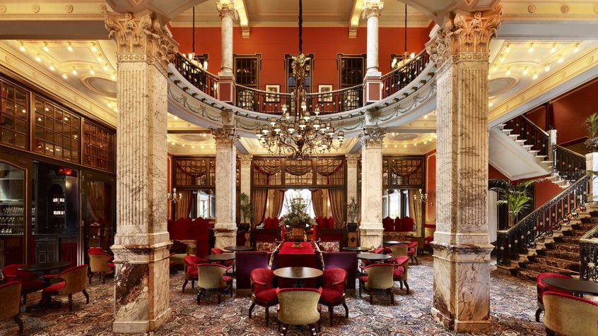 Daymee Smit, Hotel Des Indes Lounge