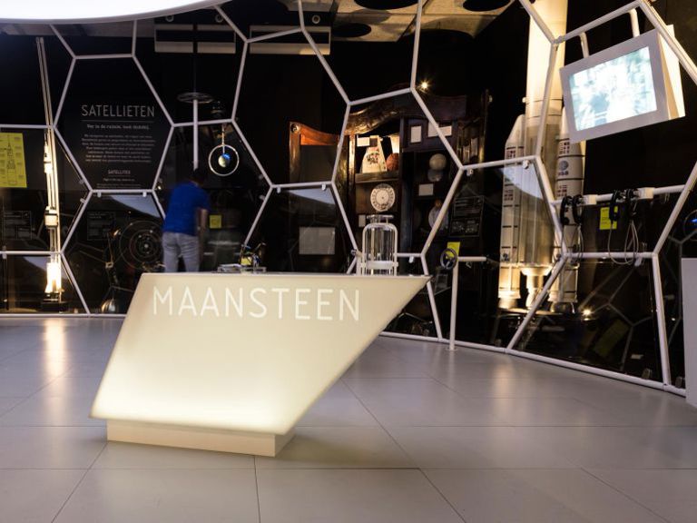 Maansteen Exhibit Museon 9079 Retina