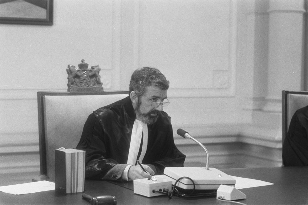 Rechter tijdens de uitspraak, 1986