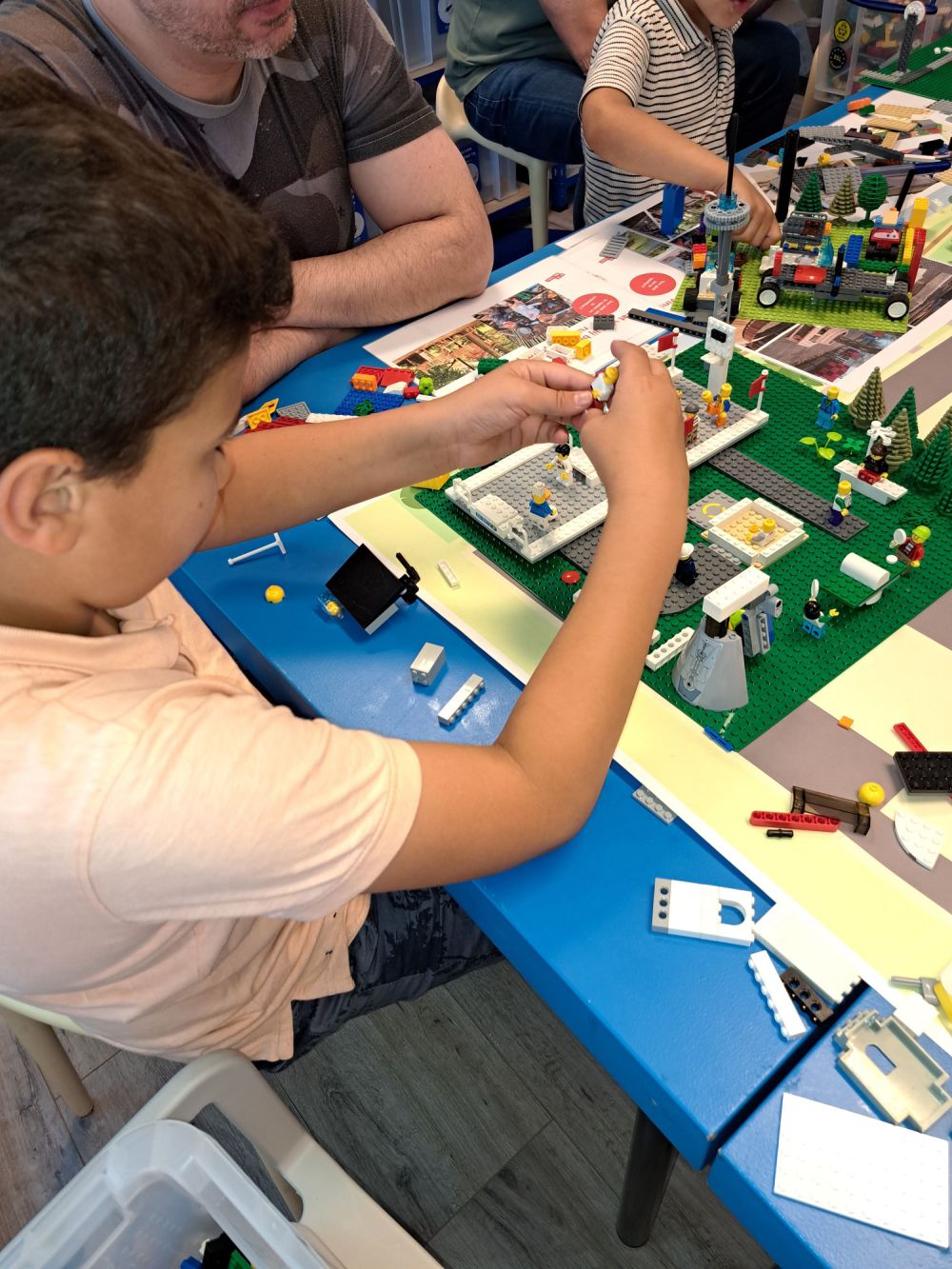 Jongetje ontwerpt met lego zijn stad van de toekomst