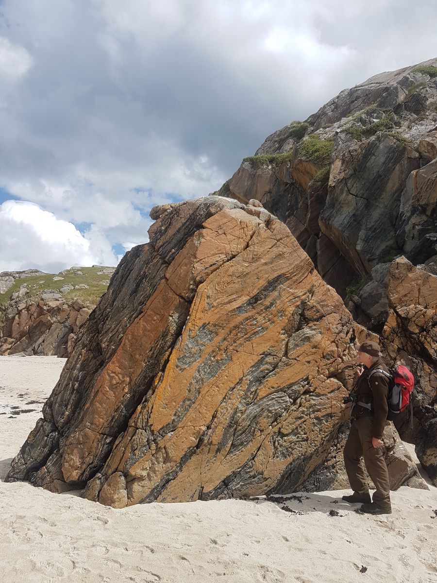 Intensief geplooide gneis van 3 miljard jaar oud aan het strand van Achmelvich (Lochinver), Schotland.  Foto M.J. van Schoor 2022.