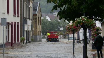Straat in Valkenburg overstroomd